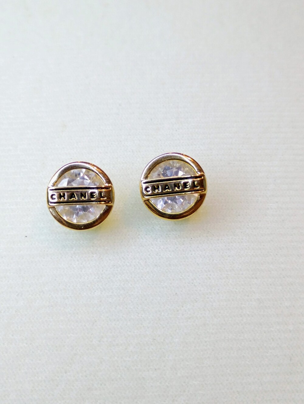 New Gold-Tone Round Logo Stud Earrings with Clear Crystal Fashion Jewelry